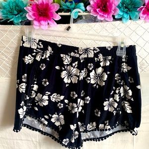 Beautiful short with embroidered hem ideal for summer. Stretchy material